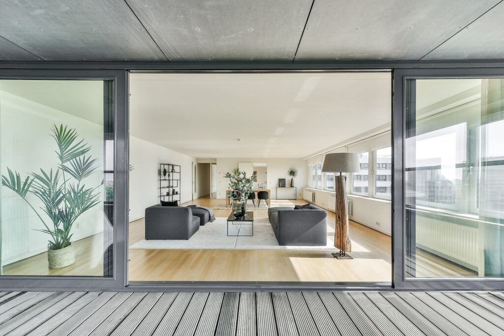 Moderne Wohnung mit Blick von der Terrasse ins Wohnzimmer